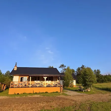 Chatki Niedzwiadka Beskid Niski-kompleks Dwoch Domkow Na Odludziu *